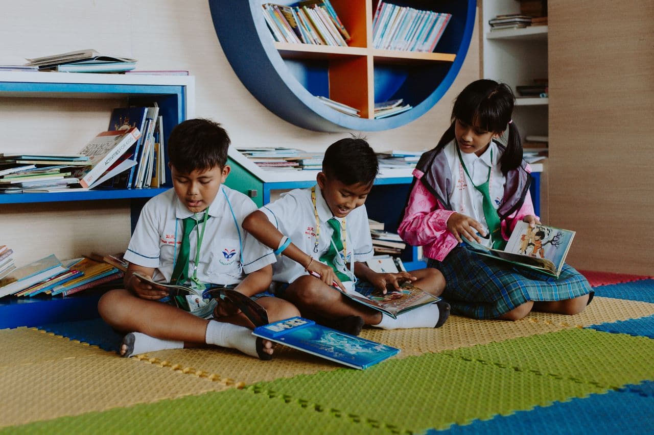 Elementary students reading together